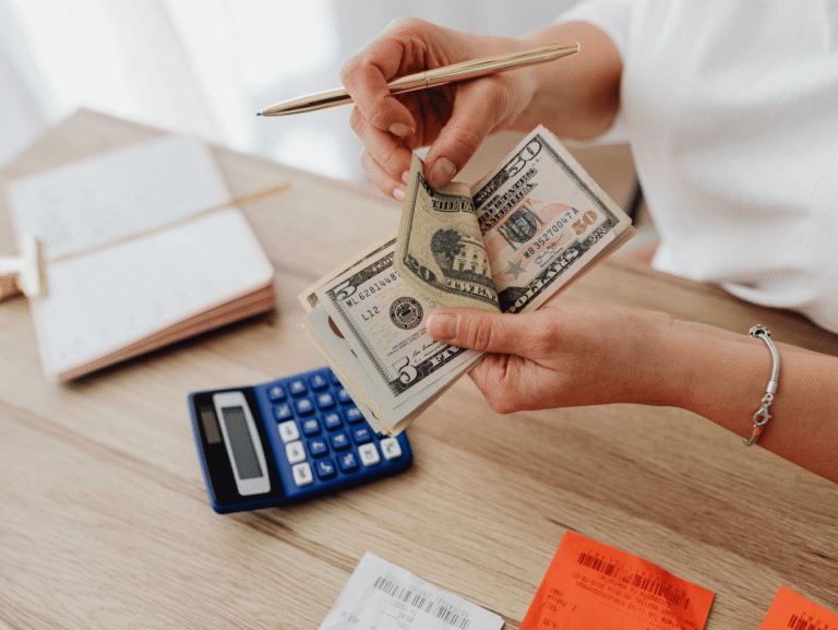 13 EASY WAYS TO SAVE MONEY WHILE ON VACATION